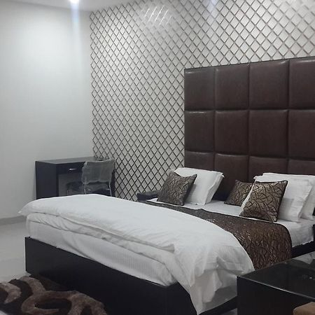 Hotel Mandakini Lush Канпур Экстерьер фото